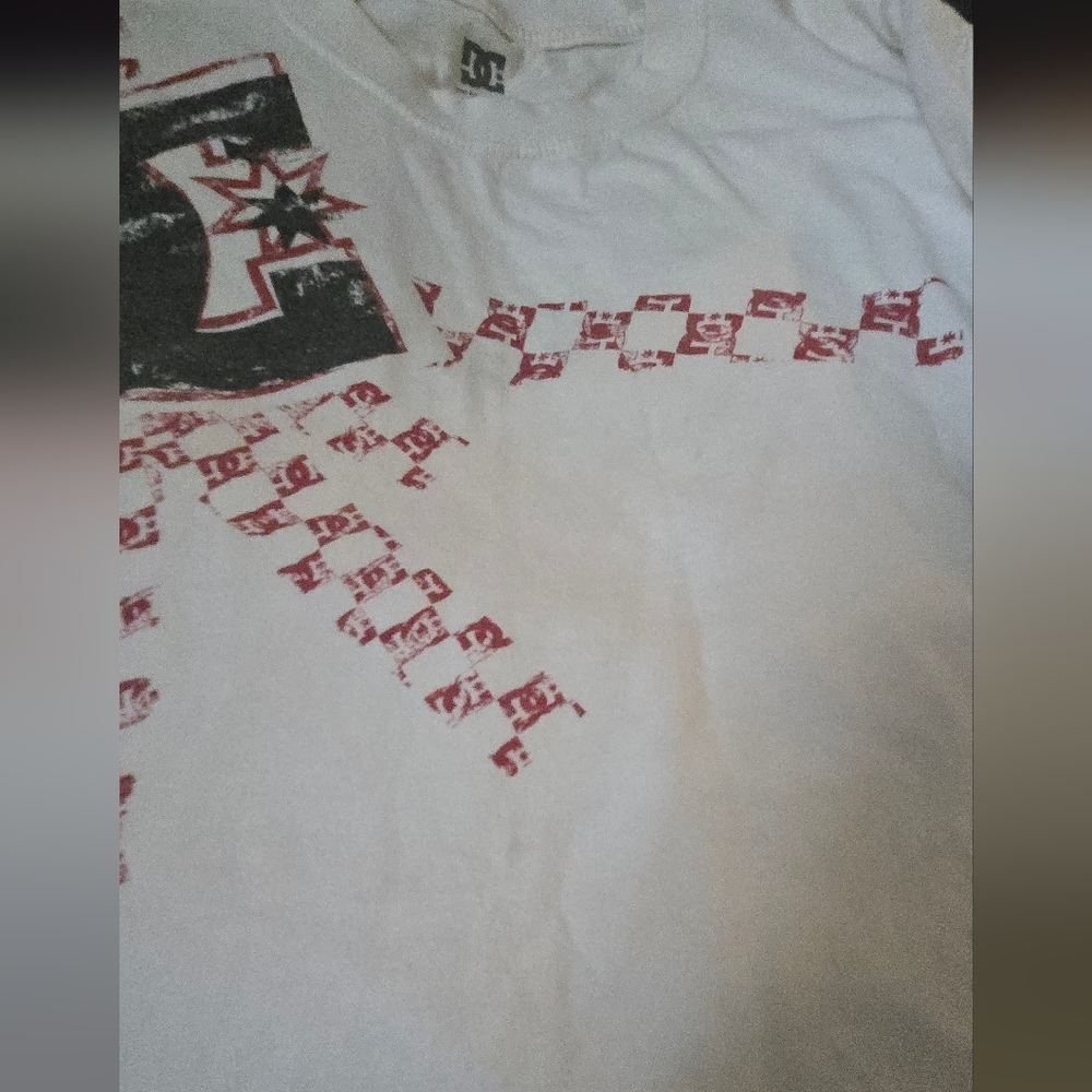 DC White/beige Tee with DC Track Design SzS - Picture 4 of 5